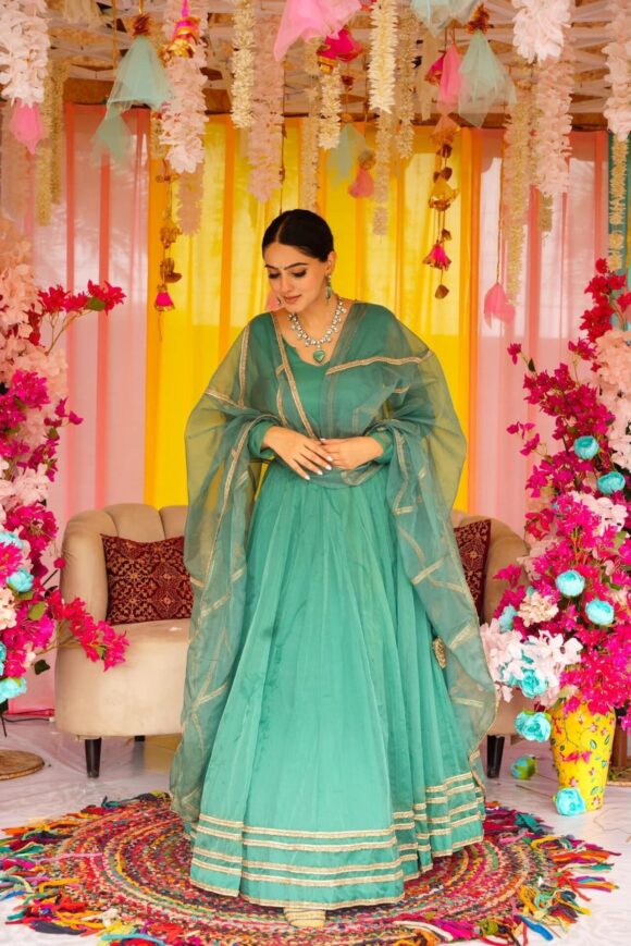 Sadhna green organza lehenga set - Image 5