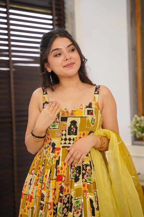 Gaurangi yellow heavy maxi set - Image 4