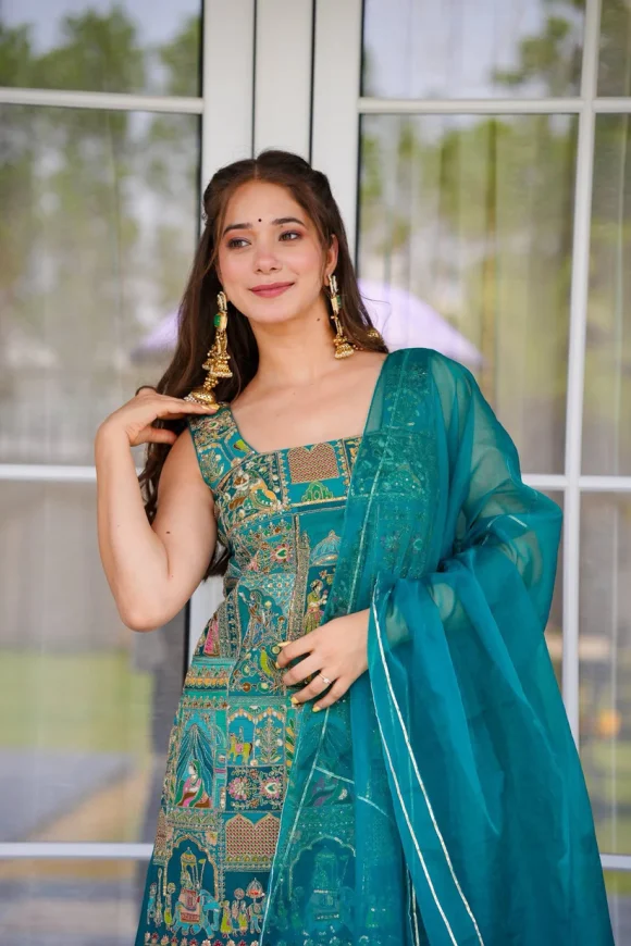 Aavya Embroidered Kurta Set - Image 2