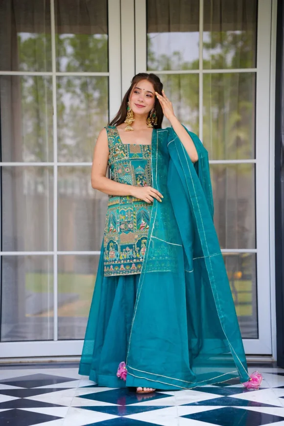 Aavya Embroidered Kurta Set - Image 4
